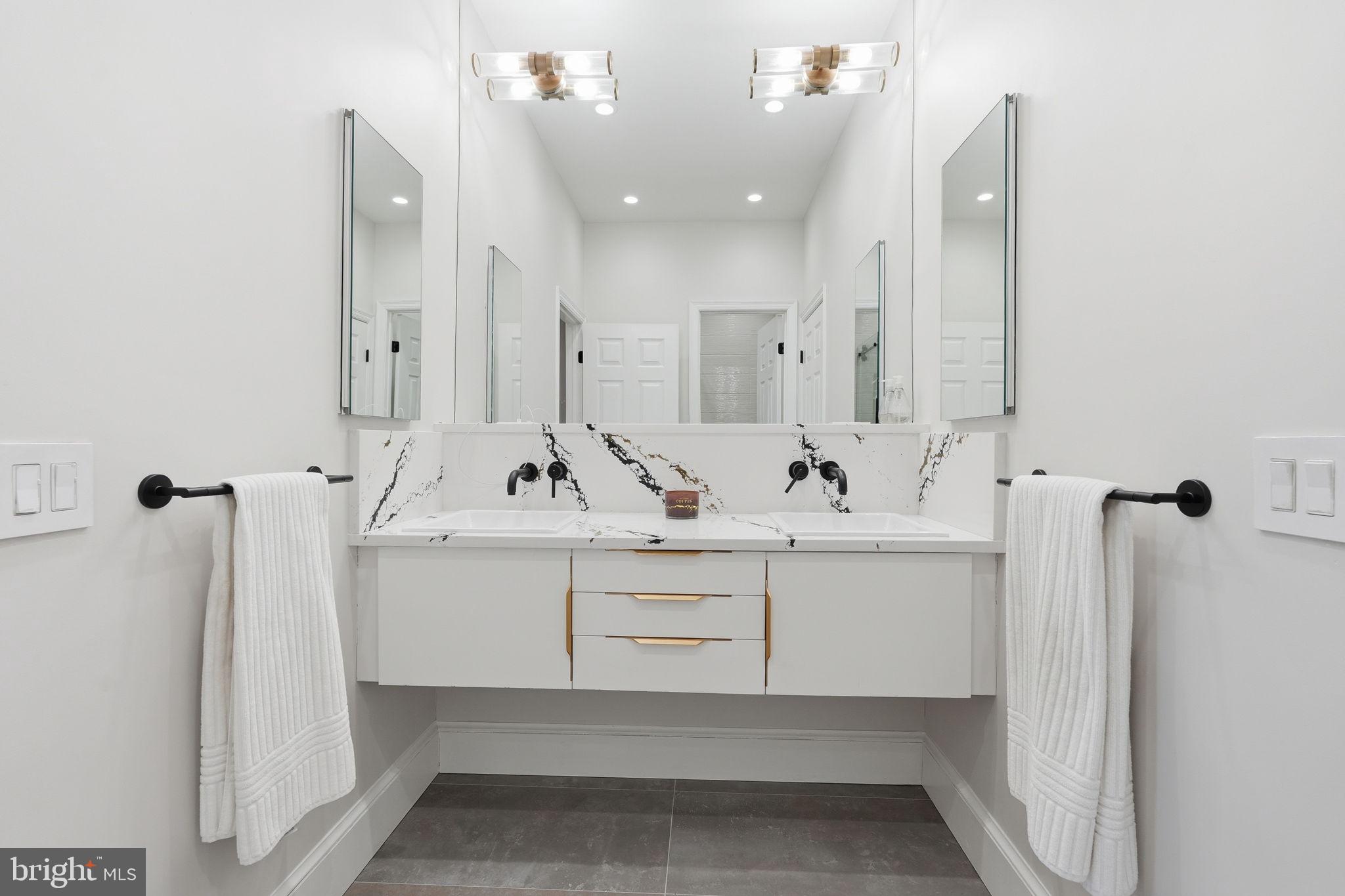 310 Springvale Road Great Falls, VA 22066 - Photo 29 of 59 Shared Connected Bath