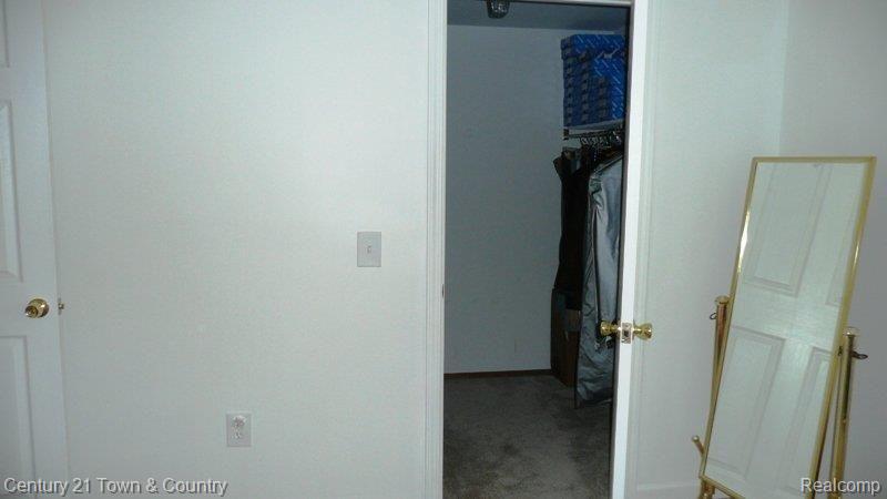 1068 Maple Leaf Drive Rochester, MI 48309 - Photo 16 of 23 All rooms with Walkins