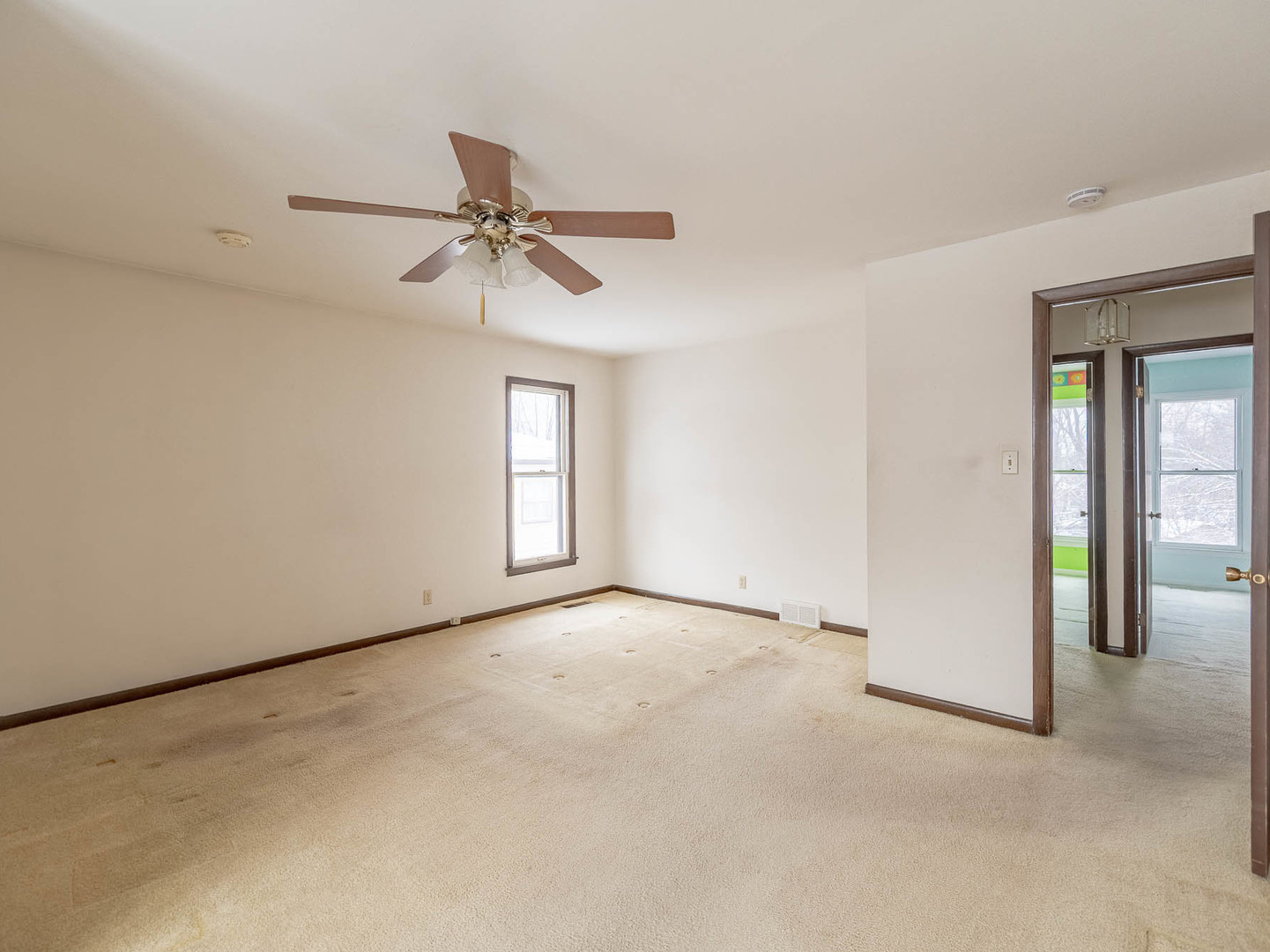 446 Galahad Road Bolingbrook, IL 60440 - Photo 15 of 20 an empty room with chandelier fan