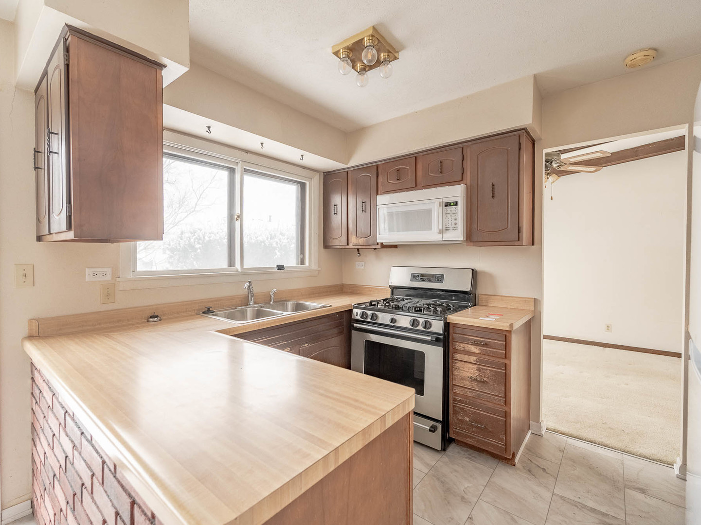 446 Galahad Road Bolingbrook, IL 60440 - Photo 5 of 20 a kitchen with a stove a sink and a refrigerator