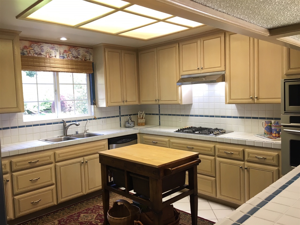 935 Crescent Bend Fallbrook, CA 92028 - Photo 2 of 25 New natural GAS stove-top and newer Stainless Steel appliances in this spacious Kitchen overlooking the Great room. Preparing meals & snacks in this Kitchen will be a pleasure. Lots of Counter surface & Cabinets.