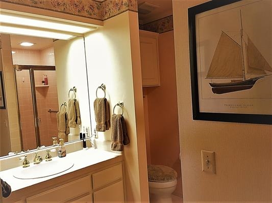 935 Crescent Bend Fallbrook, CA 92028 - Photo 16 of 25 Hall bath with a large shower.