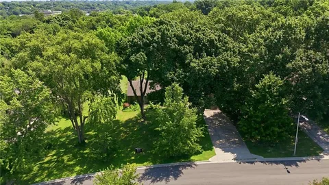 $1,000,000 | 9319 High Drive, Leawood, KS 66206