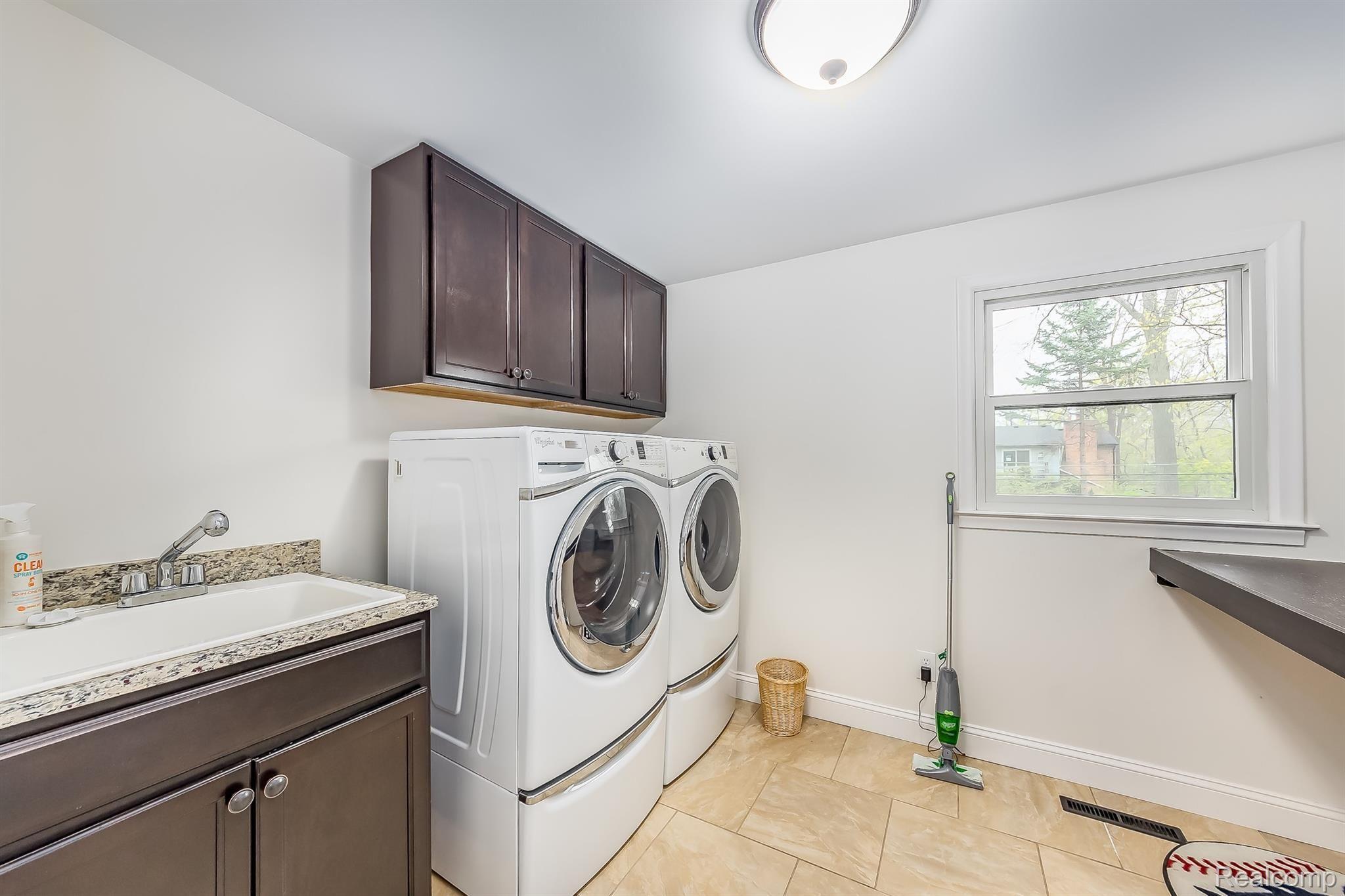 1823 Yorkshire Road Birmingham, MI 48009 - Photo 17 of 35 RF042021-131.jpg