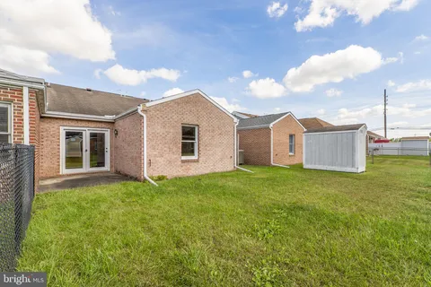 a view of a house with backyard