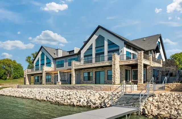 $629,900 | 216 Lakeview Circle, Beaver Dam, WI 53916