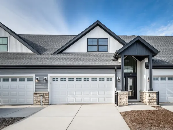 $629,900 | 216 Lakeview Circle, Beaver Dam, WI 53916