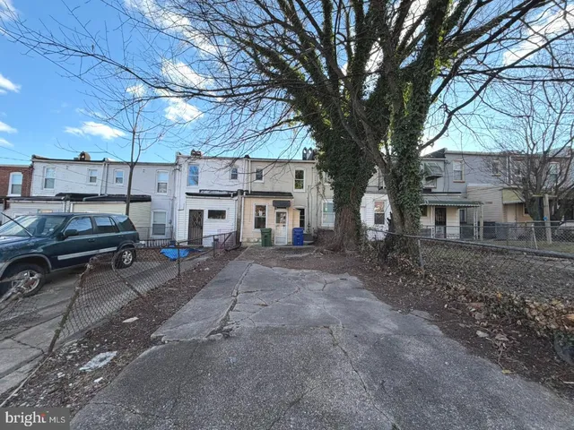 a view of a car park in front of house