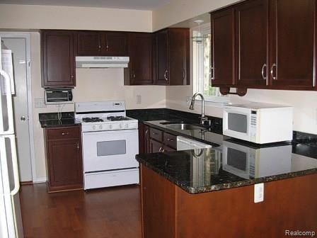 9231 Commerce Road Commerce Township, MI 48382 - Photo 11 of 18 Kitchen.jpg