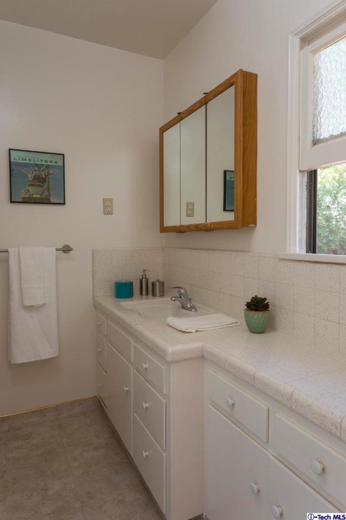 1625 West Kenneth Road Glendale, CA 91201 - Photo 10 of 18 Additional Photo