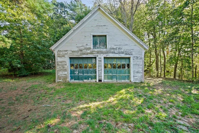 a view of a house with yard and garden