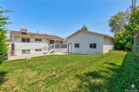 a view of a house with backyard and garden