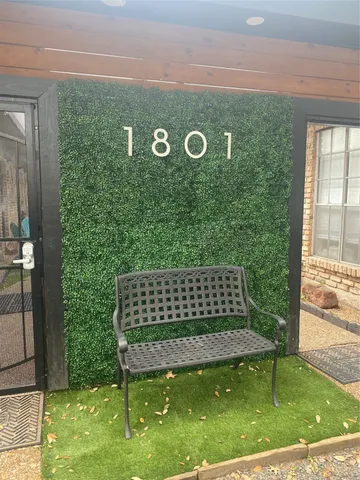 a view of a back yard