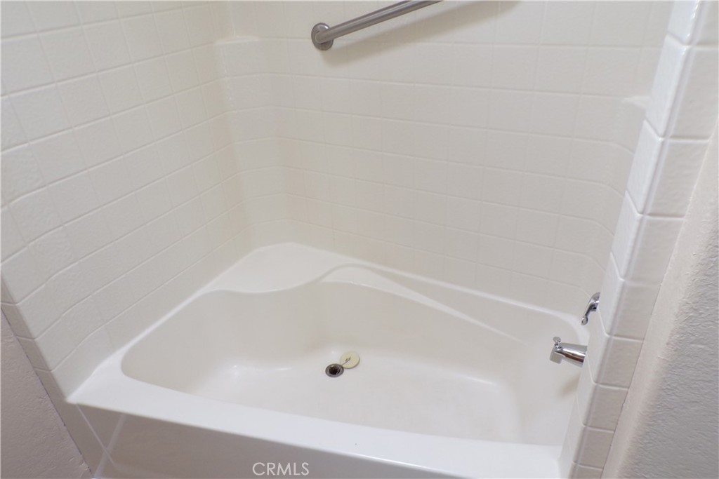 12710 3rd Street, Unit 98 Yucaipa, CA 92399 - Photo 7 of 10 a close view of a bathtub in bathroom