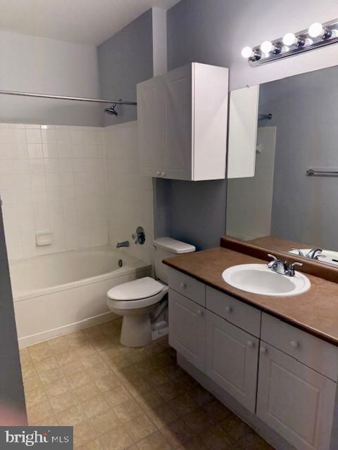 11800 Old Georgetown Road, Unit 1104 North Bethesda, MD 20852 - Photo 13 of 17 a bathroom with a toilet a sink and bathtub
