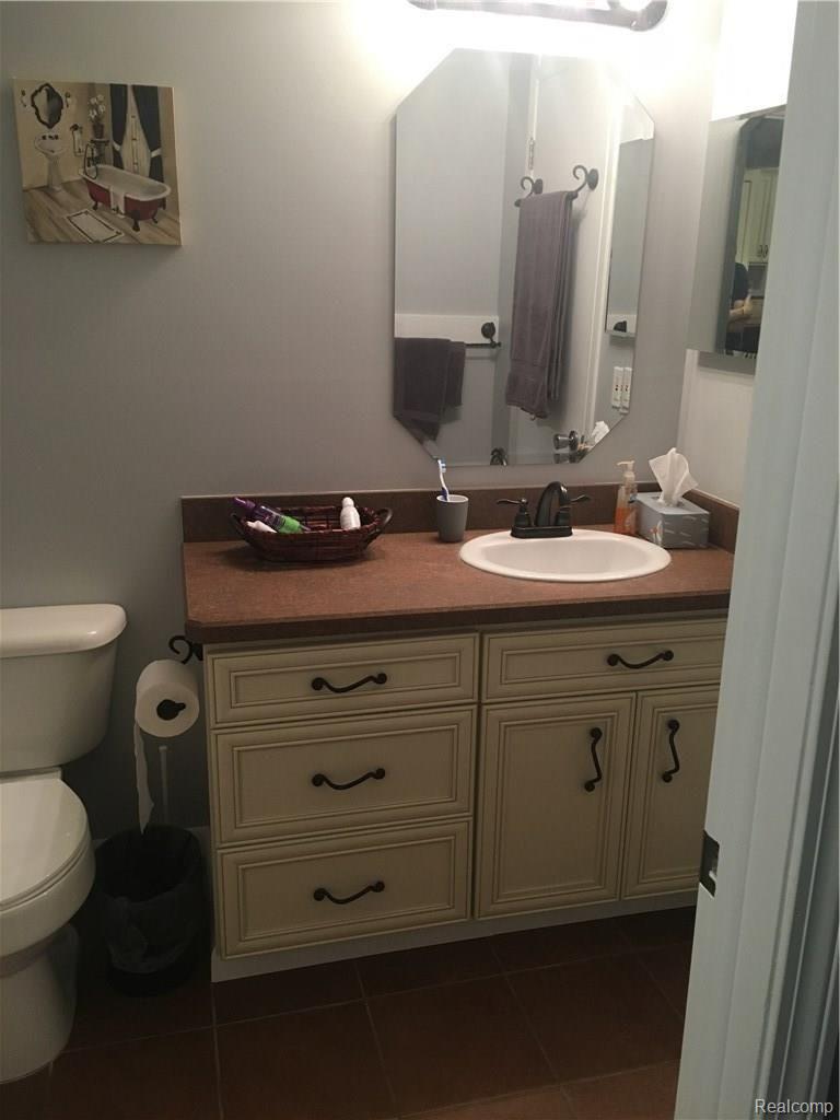 1687 Riverside Drive, Unit U14 Rochester, MI 48309 - Photo 30 of 50 Master Bath
