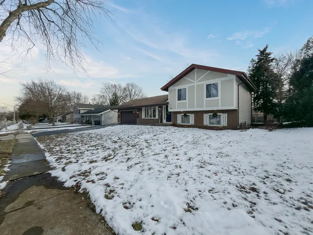 $349,900 | 5505 West Shore Drive, McHenry, IL 60050