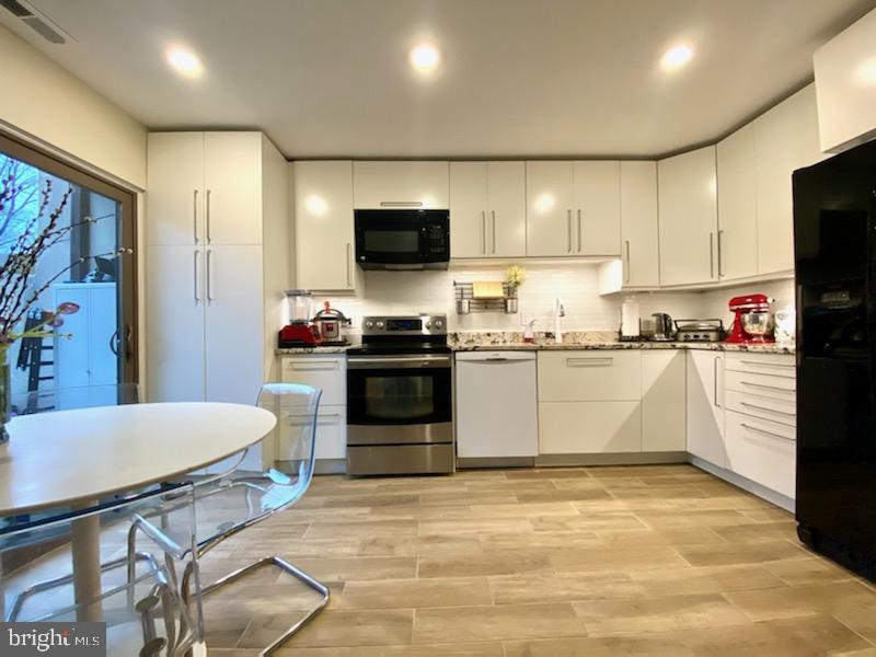 11621 Newbridge Court Reston, VA 20191 - Photo 15 of 43 Renovated Kitchen