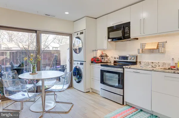 $3,100 | 11621 Newbridge Court, Reston, VA 20191