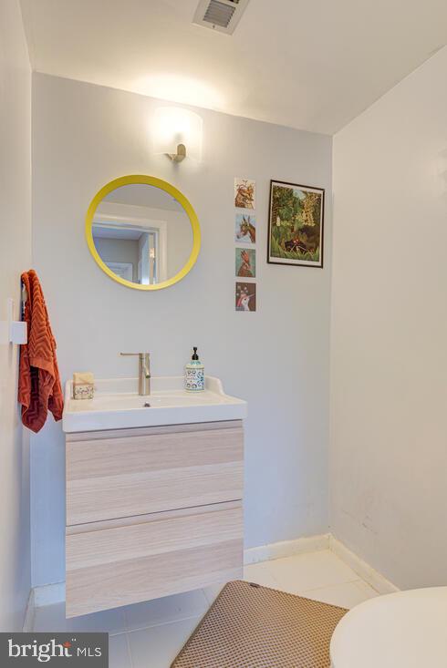 11621 Newbridge Court Reston, VA 20191 - Photo 4 of 43 Half bath - main level
