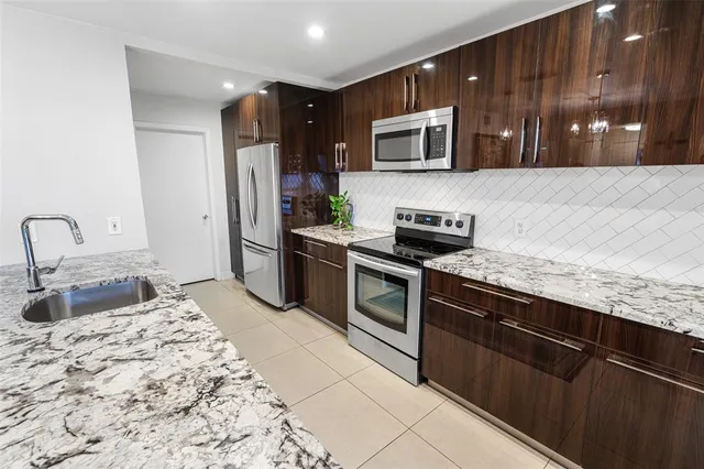 $444,900 | 3056 Deer Creek Lake Shore Drive, Unit 3056, Deerfield Beach, FL 33442