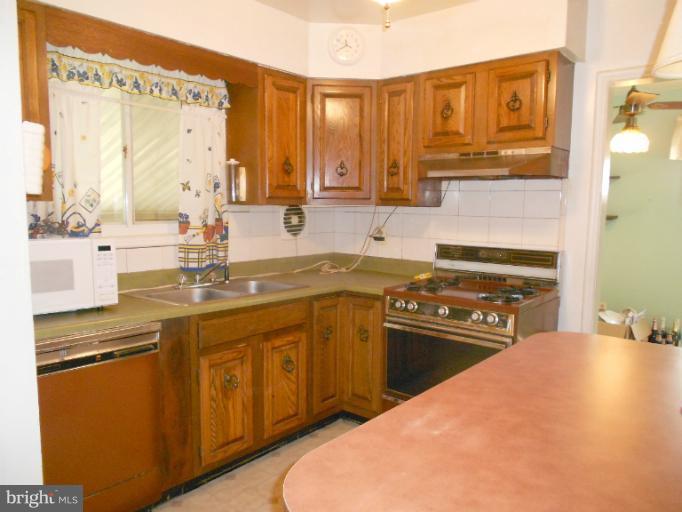 539 Woodside Road Pikesville, MD 21208 - Photo 9 of 19 Kitchen