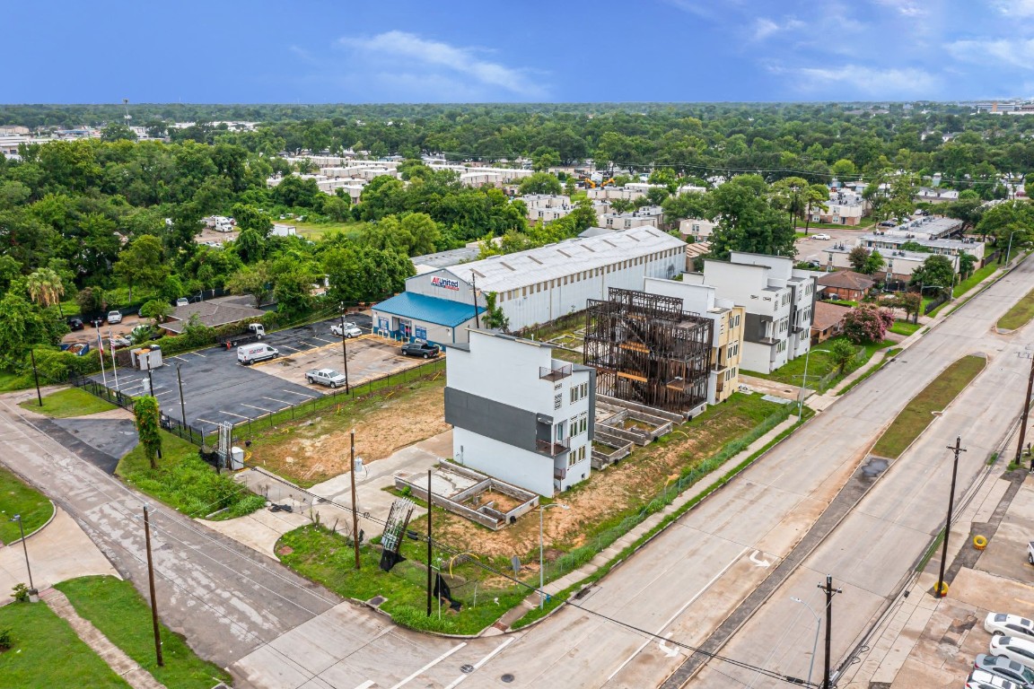 302 West Hamilton Street Houston, TX 77076 - Photo 8 of 12 a view of a city from a terrace