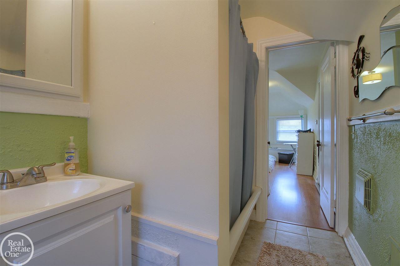 832 Trombley Road Grosse Pointe, MI 48230 - Photo 47 of 52 31360773-46.JPG