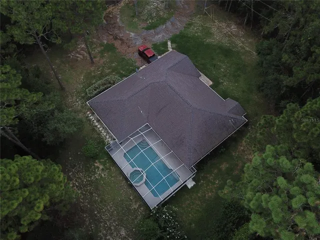 a view of a yard in front of the house