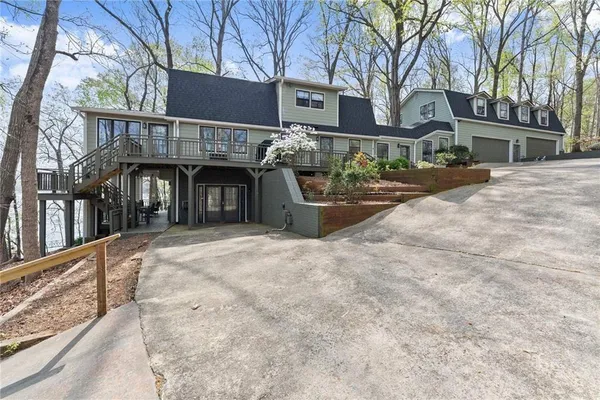 a view of a house with a yard
