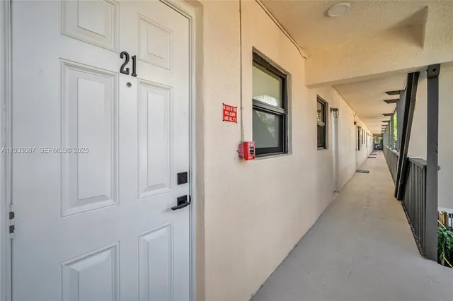 $2,950 | 3265 Virginia Street, Unit 21, Miami, FL 33133