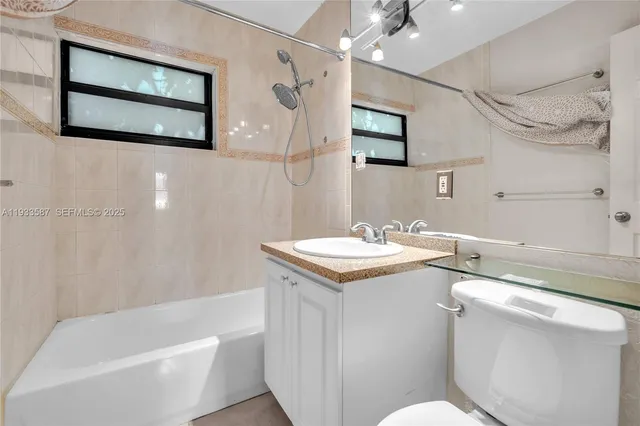 $2,950 | 3265 Virginia Street, Unit 21, Miami, FL 33133