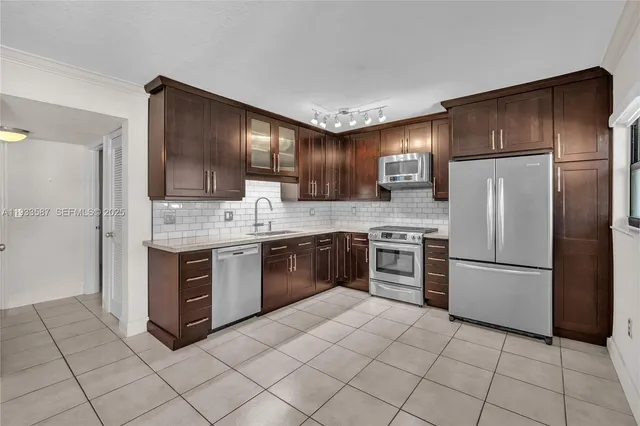 $2,950 | 3265 Virginia Street, Unit 21, Miami, FL 33133