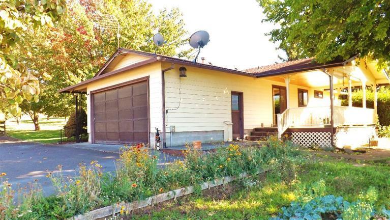 725 South Valley View Road Ashland, OR 97520 - Photo 2 of 18 a front view of a house with garden