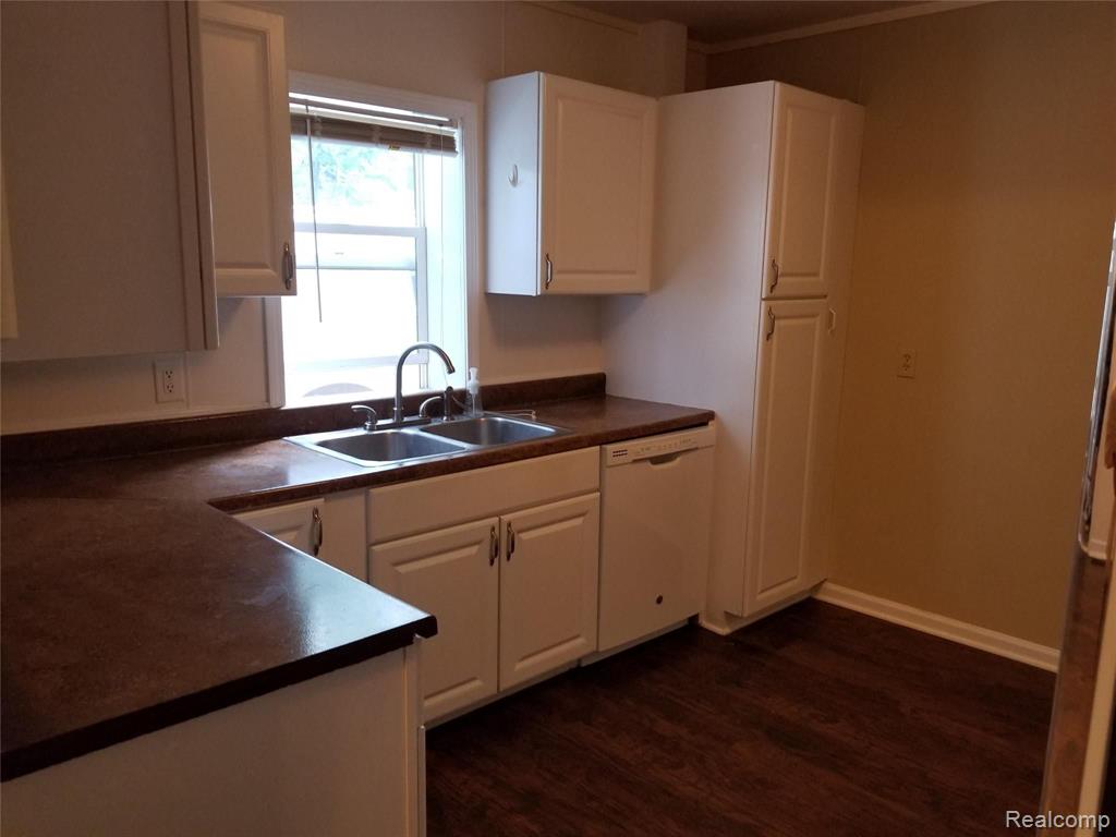 1410 South Hospital Road Waterford, MI 48327 - Photo 4 of 21