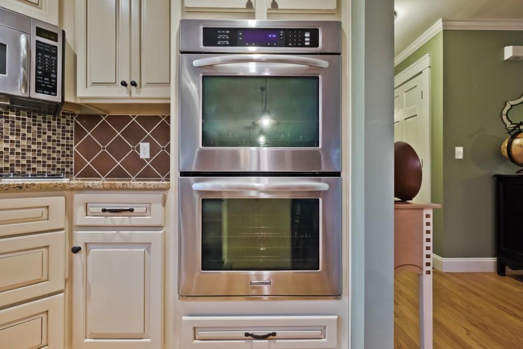 176 Hight Road Biddeford, ME 04005 - Photo 11 of 35 Kitchen Aid Convection Double Ovens!...
