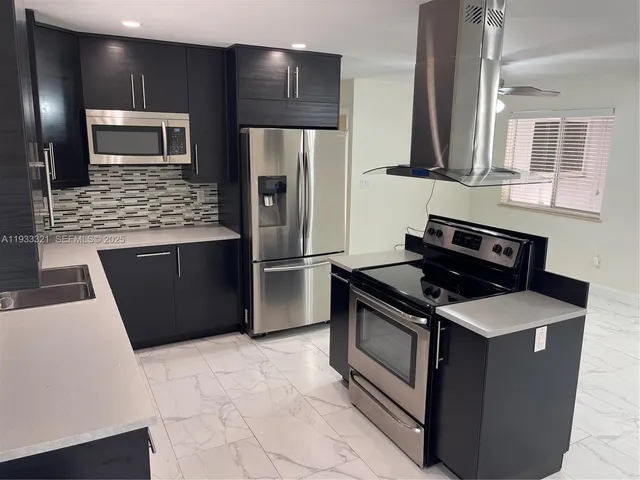 $2,950 | 2971 Southwest 35th Avenue, Unit FRONT, Miami, FL 33133