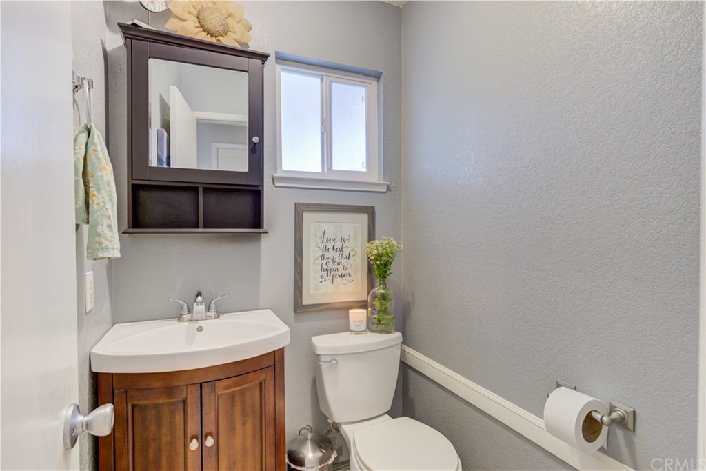 7863 Feenstra Road Paso Robles, CA 93446 - Photo 18 of 61 Half bathroom, downstairs
