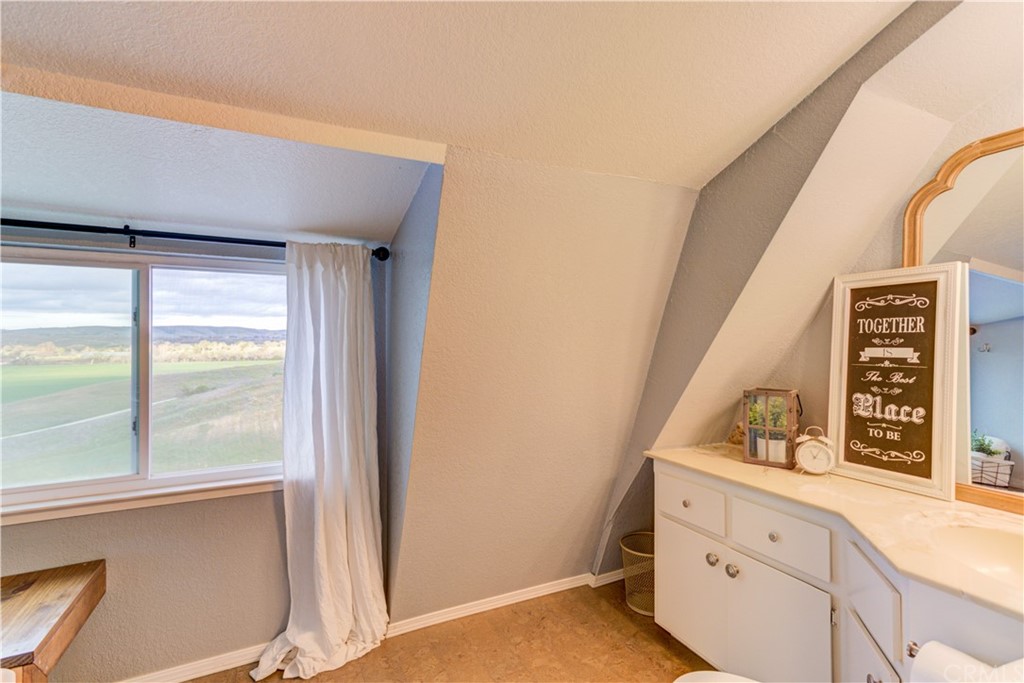 7863 Feenstra Road Paso Robles, CA 93446 - Photo 22 of 61 Upstairs hall bathroom