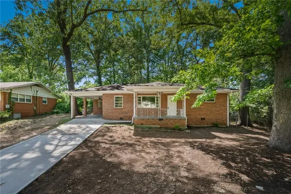 a view of a house with a yard