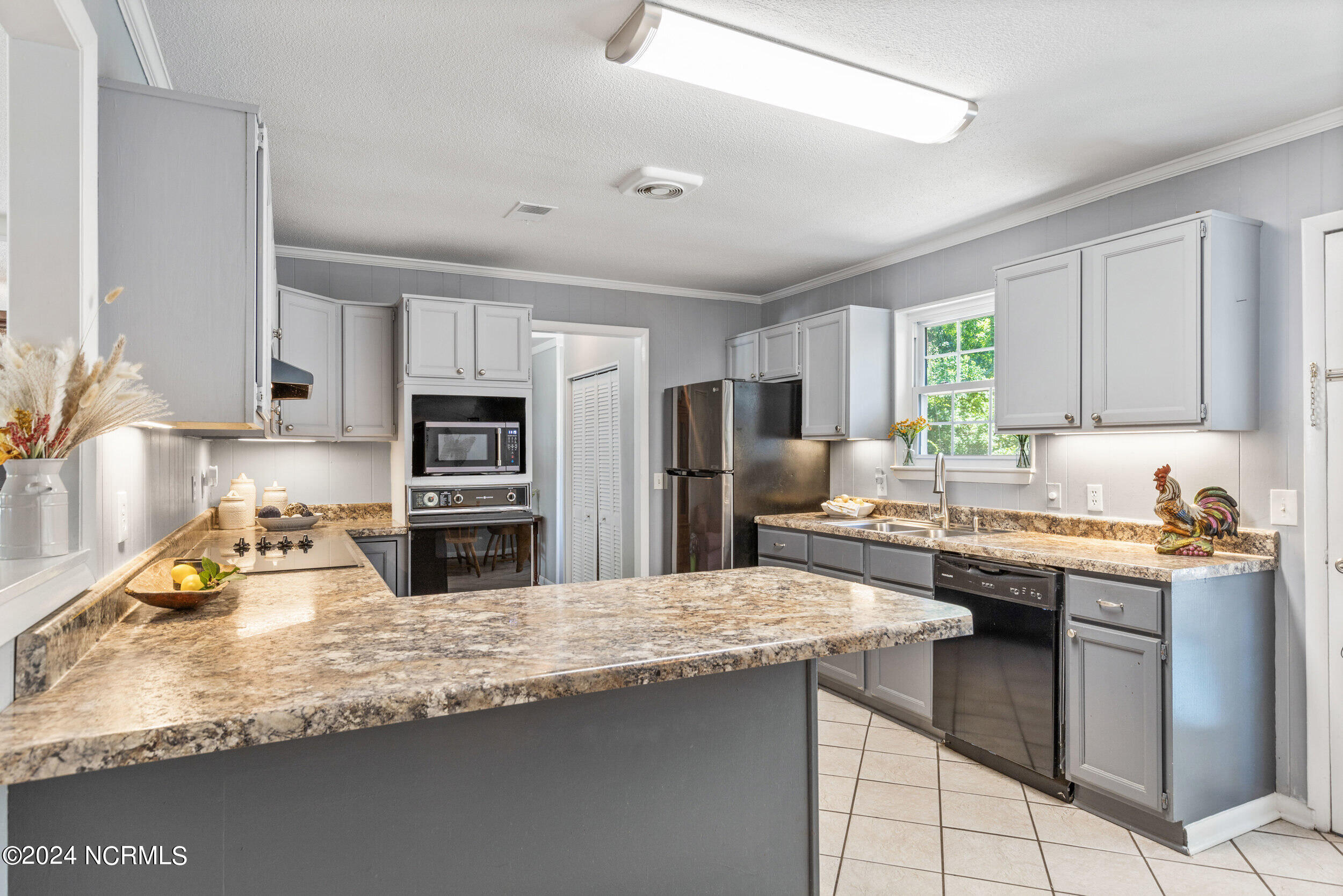 506 Manet Road Wilmington, NC 28412 - Photo 18 of 48 Large Kitchen