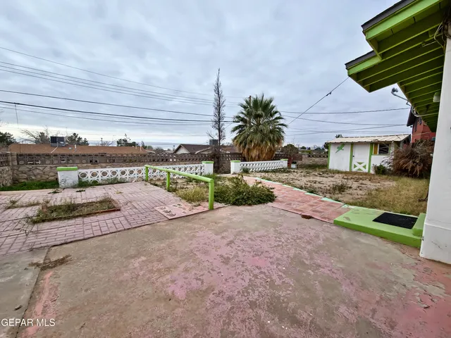 a view of a back yard of the house