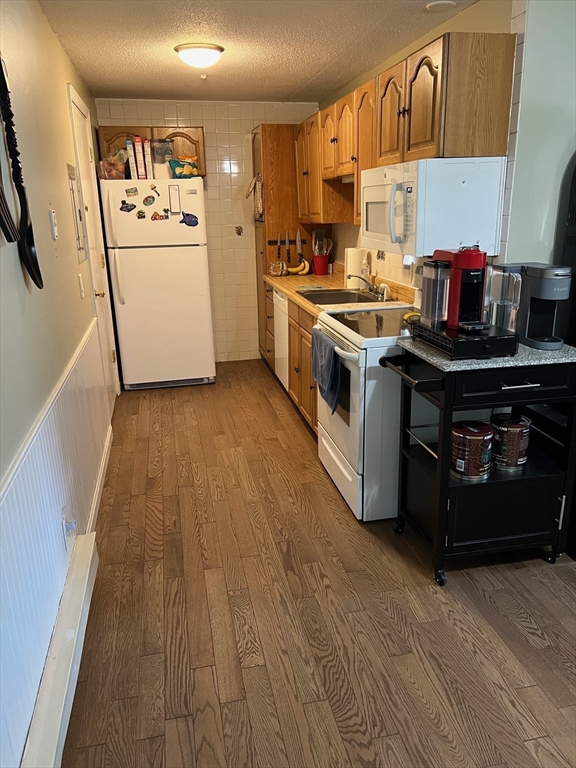 5 Turnpike Road, Unit 233 Townsend, MA 01469 - Photo 7 of 16 a kitchen with a stove a refrigerator and a sink