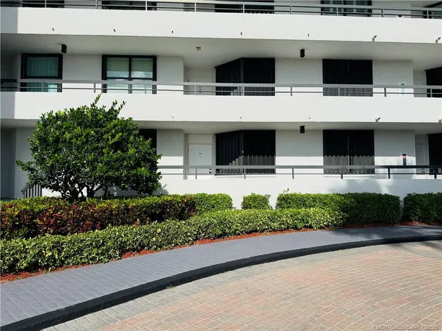 $3,200 | 8800 South Ocean Drive, Unit 102, Jensen Beach, FL 34957