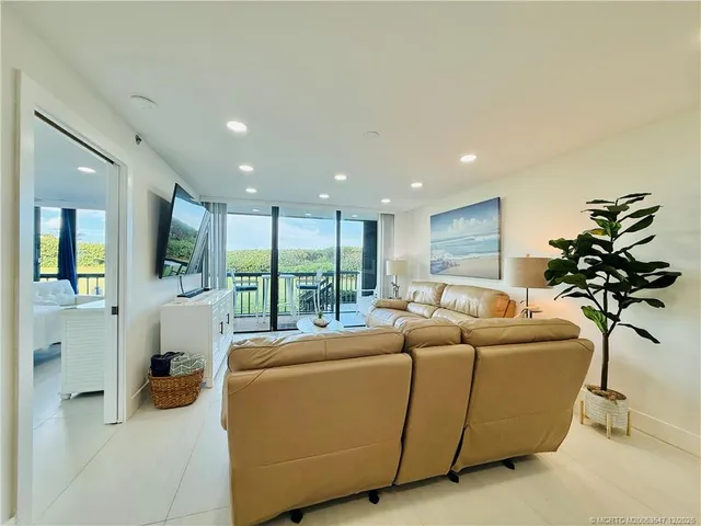 $3,200 | 8800 South Ocean Drive, Unit 102, Jensen Beach, FL 34957