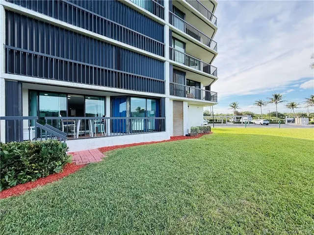 $3,200 | 8800 South Ocean Drive, Unit 102, Jensen Beach, FL 34957