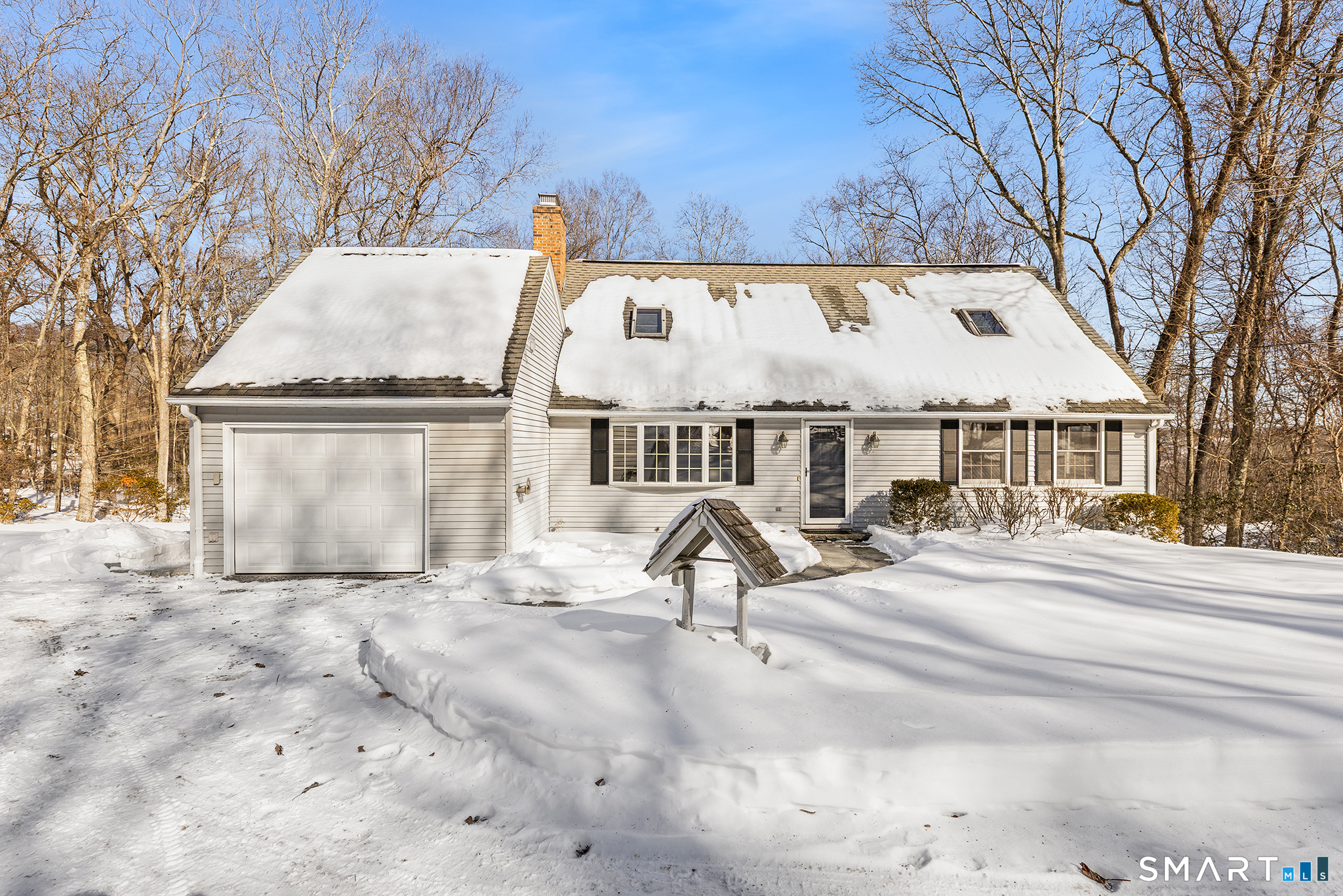 a view of a house with backyard