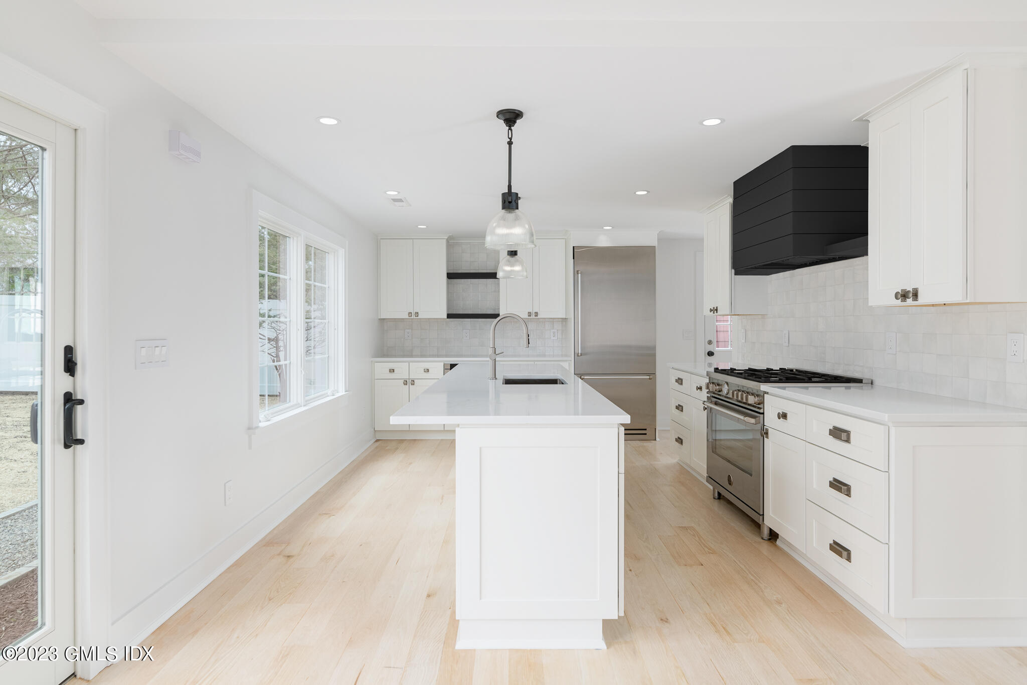 27 Summit Road Riverside, CT 06878 - Photo 10 of 38 a kitchen that has a sink a stove and a microwave