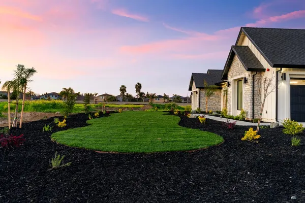 a view of a garden with lawn chairs