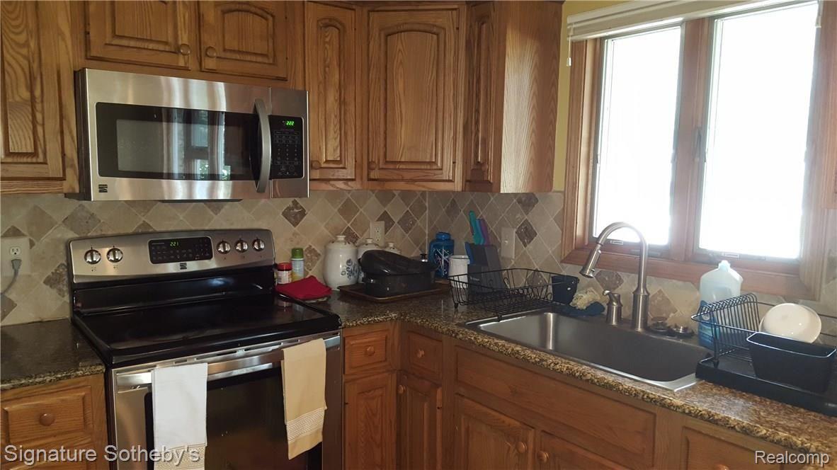 28020 Brandywine Road Farmington, MI 48334 - Photo 3 of 12 brandywine kitchen 2.jpg